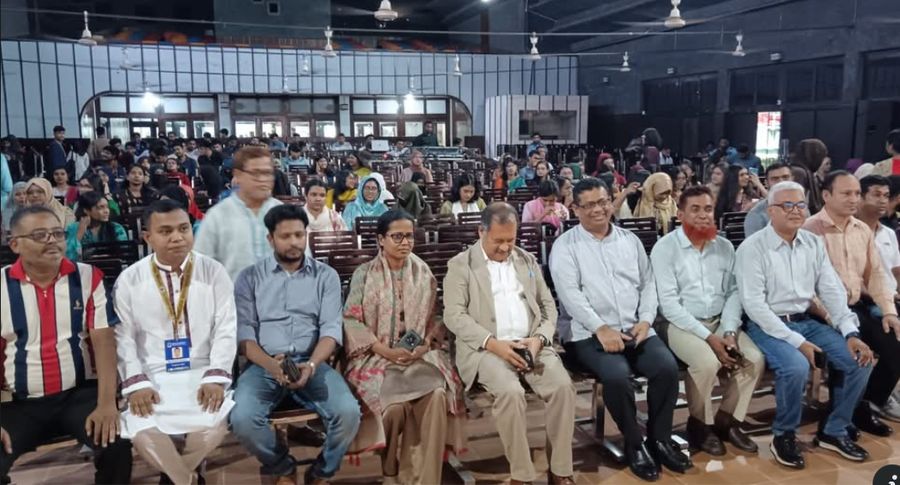 মিলনায়তনে অতিথি ও শিক্ষার্থীরা